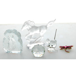 Sujet en cristal moulé figurant un cheva