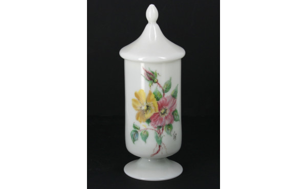 Pot couvert en opaline blanche à décor d
