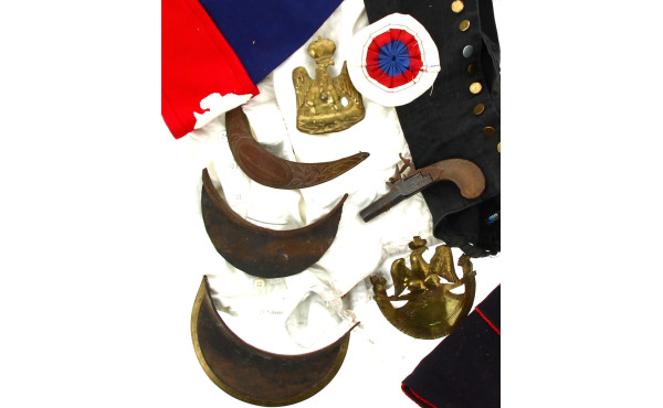 Lot militaria en carton dont 3 gourdes e