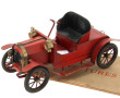 Voiture ancienne en métal peint en rouge