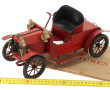 Voiture ancienne en métal peint en rouge