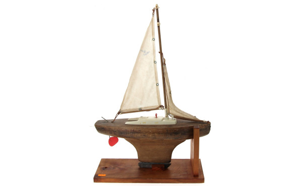 Maquette de bassin figurant un voilier, 