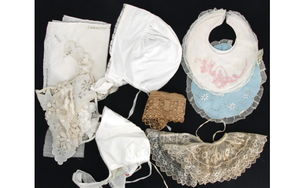 Petit lot de linge ancien dont bavoirs d
