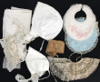 Petit lot de linge ancien dont bavoirs d