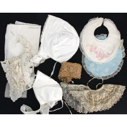 Petit lot de linge ancien dont bavoirs d