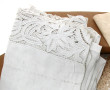 Drap ancien à broderie Richelieu à décor