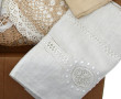 Drap ancien à broderie Richelieu à décor