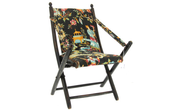 Chaise d'enfant pliante en bois noirci e