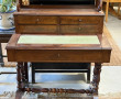 Petit bureau à gradins en placage d'acaj