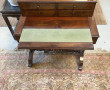Petit bureau à gradins en placage d'acaj