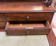Petit bureau à gradins en placage d'acaj