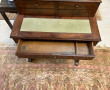 Petit bureau à gradins en placage d'acaj