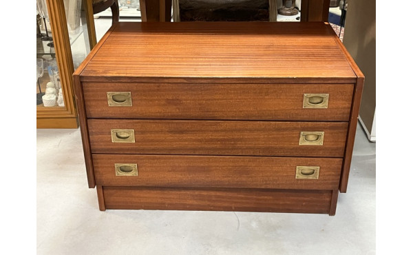 Commode basse en acajou et laiton, style