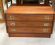 Commode basse en acajou et laiton, style