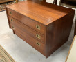 Commode basse en acajou et laiton, style