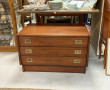 Commode basse en acajou et laiton, style