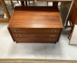 Commode basse en acajou et laiton, style