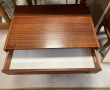 Commode basse en acajou et laiton, style