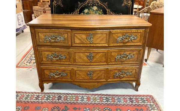 Commode XVIIIème en noyer et placage de 