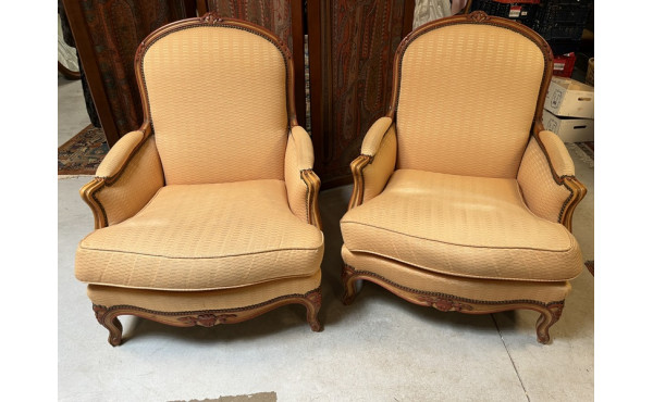 Paire de bergères en bois mouluré (qq ta
