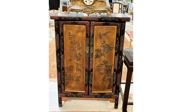 Meuble à hauteur d'appui en laque chinoi