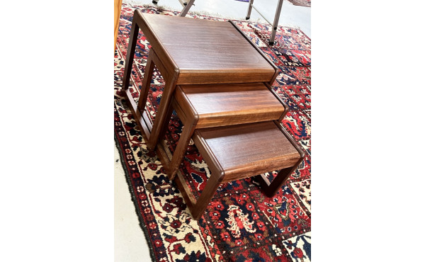 Trois petites tables gigognes en teck, a