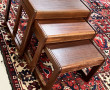 Trois petites tables gigognes en teck, a