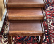 Trois petites tables gigognes en teck, a