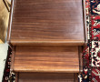Trois petites tables gigognes en teck, a