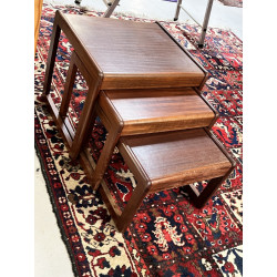 Trois petites tables gigognes en teck, a