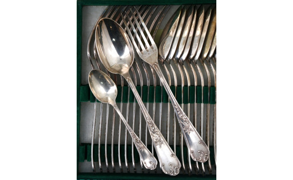 Ménagère en métal argenté décor rocaille