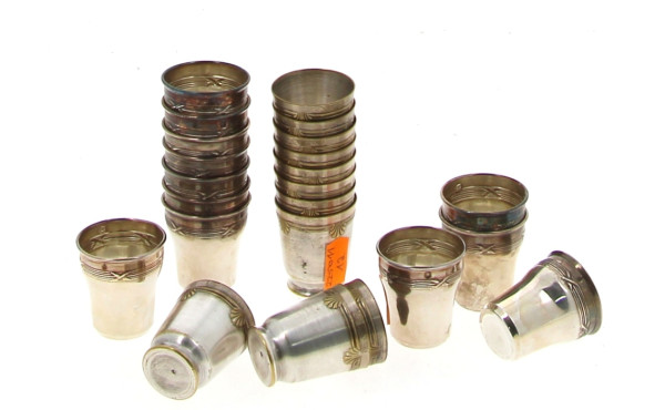 12 verres à liqueur en argent, poinçon m