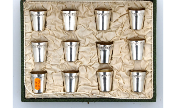 12 gobelets à liqueur en métal argenté d