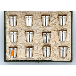 12 gobelets à liqueur en métal argenté d