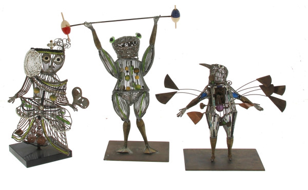 Trois statuettes en fils de métal : une 