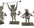 Trois statuettes en fils de métal : une 