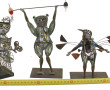 Trois statuettes en fils de métal : une 