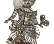 Trois statuettes en fils de métal : une 
