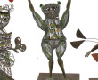 Trois statuettes en fils de métal : une 