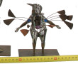 Trois statuettes en fils de métal : une 