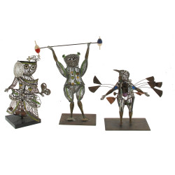 Trois statuettes en fils de métal : une 