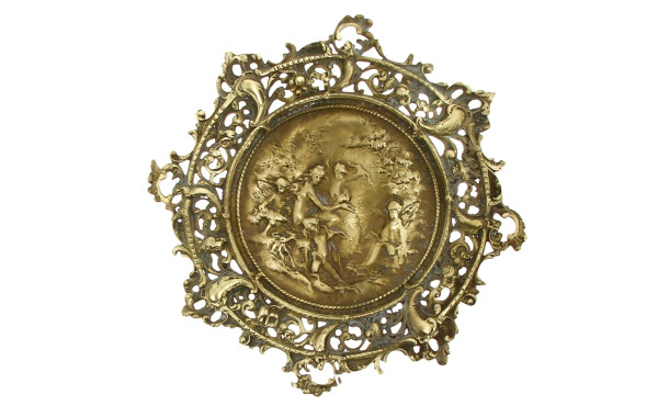 Coupe en laiton ou bronze doré, à décor 