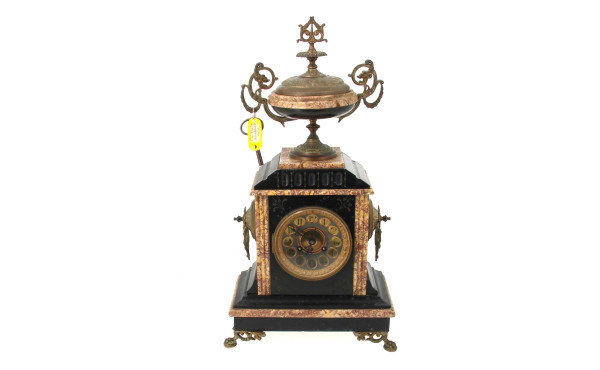 Pendule en marbre noir, rouge et métal, 