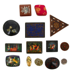 Lot de 14 boîtes de différentes matières