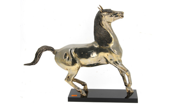 Cheval en laiton argenté, base en plasti