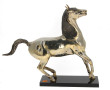 Cheval en laiton argenté, base en plasti