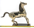 Cheval en laiton argenté, base en plasti