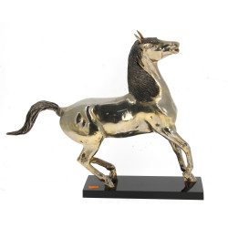 Cheval en laiton argenté, base en plasti