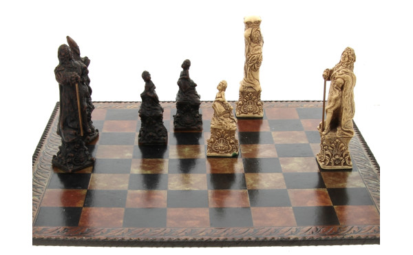 Jeu d'échecs avec pièces en résine et pl
