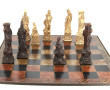 Jeu d'échecs avec pièces en résine et pl